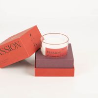 93702-Duftkerze-Sojakerze-MOOD-Passion-Red-Saffron-Rose-Glastopf-in-Geschenkbox-65Std-Brenndauer-von-Paddywax-IMG-5778.jpg Die hochwertige Duftkerze Sojakerze MOOD Passion Red Saffron Rose Glastopf in Geschenkbox 65Std Brenndauer von Paddywax besticht durch ihre elegante, rote Verpackung. Ein luxuriöses Geschenk - geoeffnet
