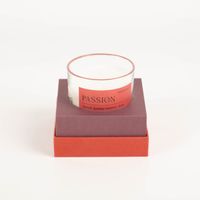 93702-Duftkerze-Sojakerze-MOOD-Passion-Red-Saffron-Rose-Glastopf-in-Geschenkbox-65Std-Brenndauer-von-Paddywax-IMG-5779.jpg Die hochwertige Duftkerze Sojakerze MOOD Passion Red Saffron Rose Glastopf in Geschenkbox 65Std Brenndauer von Paddywax besticht durch ihre elegante, rote Verpackung. Ein luxuriöses Geschenk - Detailaufnahme