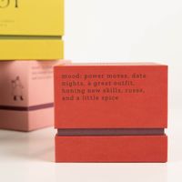 93702-Duftkerze-Sojakerze-MOOD-Passion-Red-Saffron-Rose-Glastopf-in-Geschenkbox-65Std-Brenndauer-von-Paddywax-IMG-5790.jpg Die hochwertige Duftkerze Sojakerze MOOD Passion Red Saffron Rose Glastopf in Geschenkbox 65Std Brenndauer von Paddywax besticht durch ihre elegante, rote Verpackung. Ein luxuriöses Geschenk - in Szene gesetzt