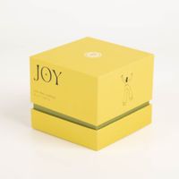 93703-Duftkerze-Sojakerze-MOOD-Joy-Green-Misted-Lime-Glastopf-in-Geschenkbox-65Std-Brenndauer-von-Paddywax-IMG-5783.jpg Die hochwertige Duftkerze Sojakerze MOOD Joy Green Misted Lime Glastopf in Geschenkbox 65Std Brenndauer von Paddywax besticht durch ihre elegante, gelbe Verpackung. Ein luxuriöses Geschenk - Vollansicht