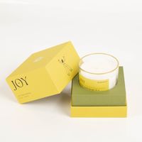 93703-Duftkerze-Sojakerze-MOOD-Joy-Green-Misted-Lime-Glastopf-in-Geschenkbox-65Std-Brenndauer-von-Paddywax-IMG-5784.jpg Die hochwertige Duftkerze Sojakerze MOOD Joy Green Misted Lime Glastopf in Geschenkbox 65Std Brenndauer von Paddywax besticht durch ihre elegante, gelbe Verpackung. Ein luxuriöses Geschenk - geoeffnet