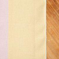 Nahaufnahme der Baumwollstruktur der Tischdecke mit Streifen in flieder, vanille und pistazie von SCHÖNER LEBEN.