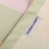 Detailaufnahme der Tischdecke aus Baumwolle mit Streifen in flieder, vanille und pistazie, mit SCHÖNER LEBEN. Label.
