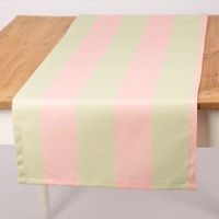 93717-Tischlaeufer-aus-Baumwolle-mit-Streifen-Pistazie-Rosa-40x160cm-von-SCHoeNER-LEBEN--IMG-6267.jpg Tischläufer Baumwolle mit breiten Streifen in Pistazie und Rosa, SCHÖNER LEBEN., frontal über Tischkante fallend