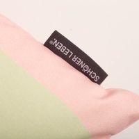 Detailansicht des SCHÖNER LEBEN Labels an der pistazie-rosa gestreiften Baumwoll-Kissenhülle.