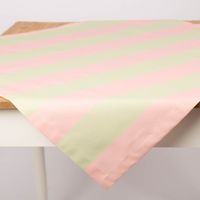 Baumwoll-Tischdecke mit Streifen in Pistazie und Rosa von SCHÖNER LEBEN., diagonal über dem Tisch drapiert.