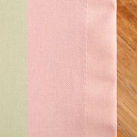 Detailaufnahme der Baumwoll-Tischdecke von SCHÖNER LEBEN. mit Pistazie-Rosa Streifen und sichtbarer Webstruktur.