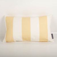 Rechteckige Kissenhülle aus Baumwolle mit Streifen in Vanille und Ecru von SCHÖNER LEBEN, Vorderansicht.