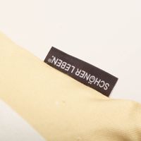 93723-Kissenhuelle-aus-Baumwolle-mit-Streifen-Vanille-Ecru-in-versch--Groessen-von-SCHoeNER-LEBEN--IMG-5906.jpg Detailaufnahme des Markenlabels SCHÖNER LEBEN an der gestreiften Kissenhülle in Vanille Ecru.