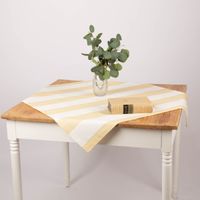 Tischdecke aus Baumwolle mit Streifen Vanille Ecru von SCHÖNER LEBEN als Deko auf Tisch mit Vase arrangiert.