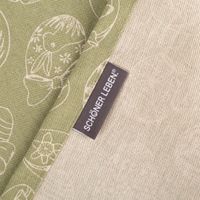 SCHÖNER LEBEN Label am Tischläufer im Leinenlook mit Ostereier-Print, Detailaufnahme.