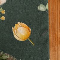 93727-Tischlaeufer-aus-Baumwolle-Ostern-Bohemian-Easter-Mood-Kueken-Lamm-gruen-40x160cm-von-SCHoeNER-LEBEN--IMG-6197.jpg Detailansicht der Baumwollstruktur vom Tischläufer Ostern Bohemian Easter Mood in Grün mit Blütenmotiv.