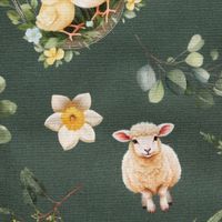 93727-Tischlaeufer-aus-Baumwolle-Ostern-Bohemian-Easter-Mood-Kueken-Lamm-gruen-40x160cm-von-SCHoeNER-LEBEN--IMG-6200.jpg Nahaufnahme vom Lammmotiv auf grünem Baumwoll-Tischläufer Ostern Bohemian Easter Mood mit feiner Gewebestruktur.