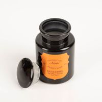 93737-Duftkerze-Sojakerze-Apothecary-Noir-Baltic-Ember-226gr-von-Paddywax-IMG-5748.jpg Die hochwertige Duftkerze Sojakerze Apothecary Noir Baltic Ember 226gr von Paddywax besticht durch ihr elegantes, glänzend schwarzes Apothekerglas mit bernsteinfarbenem Etikett. Ein luxuriöser Blickfang für Ihr Zuhause - mit offenem Deckel
