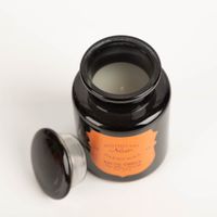 93737-Duftkerze-Sojakerze-Apothecary-Noir-Baltic-Ember-226gr-von-Paddywax-IMG-5749.jpg Die hochwertige Duftkerze Sojakerze Apothecary Noir Baltic Ember 226gr von Paddywax besticht durch ihr elegantes, glänzend schwarzes Apothekerglas mit bernsteinfarbenem Etikett. Ein luxuriöser Blickfang für Ihr Zuhause - Detailaufnahme