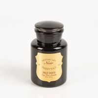 Die hochwertige Duftkerze Sojakerze Apothecary Noir Palo Santo 226gr von Paddywax besticht durch ihr elegantes, glänzend schwarzes Apothekerglas mit goldfarbenem Etikett. Ein luxuriöser Blickfang für Ihr Zuhause - Vollansicht