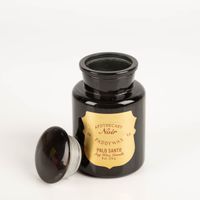 93738-Duftkerze-Sojakerze-Apothecary-Noir-Palo-Santo-226gr-von-Paddywax-IMG-5761.jpg Die hochwertige Duftkerze Sojakerze Apothecary Noir Palo Santo 226gr von Paddywax besticht durch ihr elegantes, glänzend schwarzes Apothekerglas mit goldfarbenem Etikett. Ein luxuriöser Blickfang für Ihr Zuhause - mit offenem Deckel