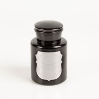Die hochwertige Duftkerze Apothecary Noir Black Fig 226 g von Paddywax besticht durch ihr elegantes, glänzend schwarzes Apothekerglas mit silberfarbenem Etikett. Ein luxuriöser Blickfang für Ihr Zuhause - Vollansicht