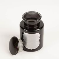 93739-Duftkerze-Apothecary-Noir-Black-Fig-226-g-----Paddywax-IMG-5757.jpg Die hochwertige Duftkerze Apothecary Noir Black Fig 226 g von Paddywax besticht durch ihr elegantes, glänzend schwarzes Apothekerglas mit silberfarbenem Etikett. Ein luxuriöser Blickfang für Ihr Zuhause - mit offenem Deckel