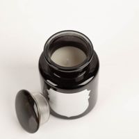 93739-Duftkerze-Apothecary-Noir-Black-Fig-226-g-----Paddywax-IMG-5758.jpg Die hochwertige Duftkerze Apothecary Noir Black Fig 226 g von Paddywax besticht durch ihr elegantes, glänzend schwarzes Apothekerglas mit silberfarbenem Etikett. Ein luxuriöser Blickfang für Ihr Zuhause - Detailaufnahme