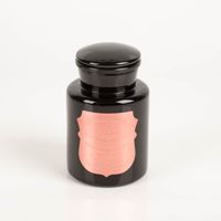 Die hochwertige Duftkerze Sojakerze Apothecary Noir Saffron Rose 226 g von Paddywax besticht durch ihr elegantes, glänzend schwarzes Apothekerglas mit kupferfarbenem Etikett. Ein luxuriöser Blickfang für Ihr Zuhause - Vollansicht