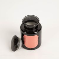 93740-Duftkerze-Sojakerze-Apothecary-Noir-Saffron-Rose-226-g-von-Paddywax-IMG-5739.jpg Die hochwertige Duftkerze Sojakerze Apothecary Noir Saffron Rose 226 g von Paddywax besticht durch ihr elegantes, glänzend schwarzes Apothekerglas mit kupferfarbenem Etikett. Ein luxuriöser Blickfang für Ihr Zuhause - mit offenem Deckel