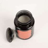 93740-Duftkerze-Sojakerze-Apothecary-Noir-Saffron-Rose-226-g-von-Paddywax-IMG-5740.jpg Die hochwertige Duftkerze Sojakerze Apothecary Noir Saffron Rose 226 g von Paddywax besticht durch ihr elegantes, glänzend schwarzes Apothekerglas mit kupferfarbenem Etikett. Ein luxuriöser Blickfang für Ihr Zuhause - Detailaufnahme