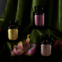 93741-Duftkerze-Sojakerze-Apothecary-Noir-Palo-Santo-226gr-von-Paddywax-Screenshot-2026-01-31-105504.png Die hochwertige Duftkerze Sojakerze Apothecary Noir Tabac & Pine 226gr von Paddywax besticht durch ihr elegantes, glänzend schwarzes Apothekerglas mit smaragdgrünem Etikett. Ein luxuriöser Blickfang für Ihr Zuhause - Detailaufnahme der in Szene gesetzten D