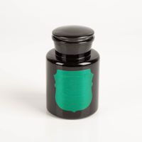 93741-Duftkerze-Sojakerze-Apothecary-Noir-Tabac-und-Pine-226gr-von-Paddywax-IMG-5742.jpg Die hochwertige Duftkerze Sojakerze Apothecary Noir Tabac & Pine 226gr von Paddywax besticht durch ihr elegantes, glänzend schwarzes Apothekerglas mit smaragdgrünem Etikett. Ein luxuriöser Blickfang für Ihr Zuhause - Vollansicht