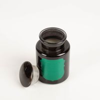 93741-Duftkerze-Sojakerze-Apothecary-Noir-Tabac-und-Pine-226gr-von-Paddywax-IMG-5743.jpg Die hochwertige Duftkerze Sojakerze Apothecary Noir Tabac & Pine 226gr von Paddywax besticht durch ihr elegantes, glänzend schwarzes Apothekerglas mit smaragdgrünem Etikett. Ein luxuriöser Blickfang für Ihr Zuhause - mit offenem Deckel