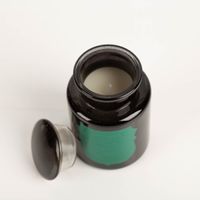 93741-Duftkerze-Sojakerze-Apothecary-Noir-Tabac-und-Pine-226gr-von-Paddywax-IMG-5745.jpg Die hochwertige Duftkerze Sojakerze Apothecary Noir Tabac & Pine 226gr von Paddywax besticht durch ihr elegantes, glänzend schwarzes Apothekerglas mit smaragdgrünem Etikett. Ein luxuriöser Blickfang für Ihr Zuhause - Detailaufnahme