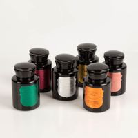 93743-Duftkerze-Sojakerze-Apothecary-Noir-Linen-und-Orris-226-g-von-Paddywax-IMG-5736.jpg Die hochwertige Duftkerze Sojakerze Apothecary Noir Linen & Orris 226 g von Paddywax besticht durch ihr elegantes, glänzend schwarzes Apothekerglas mit magentafarbenem Etikett. Ein luxuriöser Blickfang für Ihr Zuhause - mit weiteren Duftkerzen praesentiert