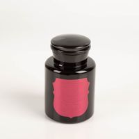 93743-Duftkerze-Sojakerze-Apothecary-Noir-Linen-und-Orris-226-g-von-Paddywax-IMG-5752.jpg Die hochwertige Duftkerze Sojakerze Apothecary Noir Linen & Orris 226 g von Paddywax besticht durch ihr elegantes, glänzend schwarzes Apothekerglas mit magentafarbenem Etikett. Ein luxuriöser Blickfang für Ihr Zuhause - Vollansicht