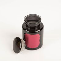 93743-Duftkerze-Sojakerze-Apothecary-Noir-Linen-und-Orris-226-g-von-Paddywax-IMG-5753.jpg Die hochwertige Duftkerze Sojakerze Apothecary Noir Linen & Orris 226 g von Paddywax besticht durch ihr elegantes, glänzend schwarzes Apothekerglas mit magentafarbenem Etikett. Ein luxuriöser Blickfang für Ihr Zuhause - mit offenem Deckel