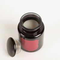 93743-Duftkerze-Sojakerze-Apothecary-Noir-Linen-und-Orris-226-g-von-Paddywax-IMG-5754.jpg Die hochwertige Duftkerze Sojakerze Apothecary Noir Linen & Orris 226 g von Paddywax besticht durch ihr elegantes, glänzend schwarzes Apothekerglas mit magentafarbenem Etikett. Ein luxuriöser Blickfang für Ihr Zuhause - Detailaufnahme