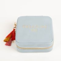 Das hochwertige Schmuckkästchen Treasure Me aus veganem Leder hellblau von Designworks Ink besticht durch sein hellblaues Design mit goldenem Schriftzug. Ein edles Accessoire für Ihre Schätze - Vollansicht