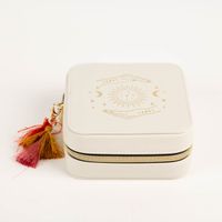 Das hochwertige Schmuckkästchen Celestial aus veganem Leder weiß von Designworks Ink besticht durch sein weißes Design mit goldenem Himmelsmotiv. Ein edles Accessoire für Ihre Schätze - Vollansicht