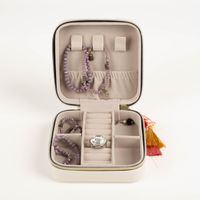 Das hochwertige Schmuckkästchen Celestial aus veganem Leder weiß von Designworks Ink besticht durch sein weißes Design mit goldenem Himmelsmotiv. Ein edles Accessoire für Ihre Schätze - Nahaufnahme