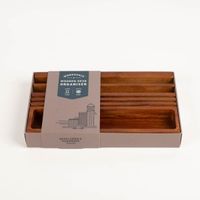 Der hochwertige Schreibtischorganizer aus Holz 28x12,5x2,8cm von Gentlemen's Hardware besticht durch sein edles Akazienholz mit praktischer Smartphone-Halterung. Ein stilvolles Accessoire für Ihren Arbeitsplatz - Vollansicht