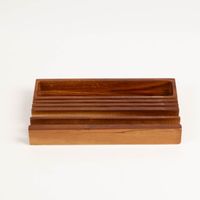93747-Schreibtischorganzier-aus-Holz-28x12-5x2-8cm-von-Gentlemen--s-Hardware-IMG-5816.jpg Der hochwertige Schreibtischorganizer aus Holz 28x12,5x2,8cm von Gentlemen's Hardware besticht durch sein edles Akazienholz mit praktischer Smartphone-Halterung. Ein stilvolles Accessoire für Ihren Arbeitsplatz - Nahaufnahme
