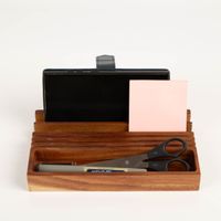 93747-Schreibtischorganzier-aus-Holz-28x12-5x2-8cm-von-Gentlemen--s-Hardware-IMG-5817.jpg Der hochwertige Schreibtischorganizer aus Holz 28x12,5x2,8cm von Gentlemen's Hardware besticht durch sein edles Akazienholz mit praktischer Smartphone-Halterung. Ein stilvolles Accessoire für Ihren Arbeitsplatz - in Szene gesetzt