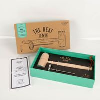 Das hochwertige BBQ Lovers Kit mit Fleischthermometer und Klopfer von Gentlemen's Hardware besticht durch seine rustikale Geschenkbox inklusive Fleischzartmacher. Ein ideales Set für Grillmeister - ausgepackt praesentiert