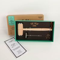 Das hochwertige BBQ Lovers Kit mit Fleischthermometer und Klopfer von Gentlemen's Hardware besticht durch seine rustikale Geschenkbox inklusive Fleischzartmacher. Ein ideales Set für Grillmeister - distanzierte Ansicht