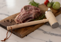 Das hochwertige BBQ Lovers Kit mit Fleischthermometer und Klopfer von Gentlemen's Hardware besticht durch seine rustikale Geschenkbox inklusive Fleischzartmacher. Ein ideales Set für Grillmeister - mit passendem Steak praesentiert