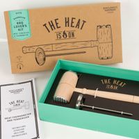 93748-BBQ-Lovers-Kit-mit-Fleischthermometer-und-Klopfer-von-Gentlemen--s-Hardware-IMG-5825.jpg Das hochwertige BBQ Lovers Kit mit Fleischthermometer und Klopfer von Gentlemen's Hardware besticht durch seine rustikale Geschenkbox inklusive Fleischzartmacher. Ein ideales Set für Grillmeister - Detailaufnahme