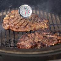 93748-BBQ-Lovers-Kit-mit-Fleischthermometer-und-Klopfer-von-Gentlemen--s-Hardware-Screenshot-2026-02-01-114052.png Das hochwertige BBQ Lovers Kit mit Fleischthermometer und Klopfer von Gentlemen's Hardware besticht durch seine rustikale Geschenkbox inklusive Fleischzartmacher. Ein ideales Set für Grillmeister - in Szene gesetzt