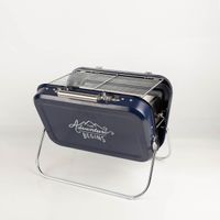 Tragbarer Grill Koffer von Gentlemen’s Hardware in Blau, aufgeklappt mit Edelstahl-Grillrost und Standfüßen