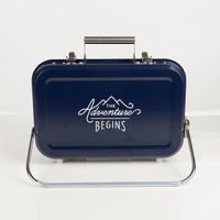 Blauer Koffergrill von Gentlemen’s Hardware, geschlossen mit Tragegriff und Standbügeln