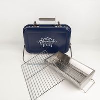Tragbarer BBQ Koffergrill von Gentlemen’s Hardware mit entnommenem Grillrost und Edelstahl-Kohlewanne