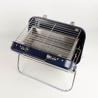 93749-Tragbarer-Grill-Koffer-Large-Portable-BBQ-stainless-steel-blau-von-Gentlemen--s-Hardware-IMG-5653.jpg Tragbarer Grill Koffer von Gentlemen’s Hardware in Blau, aufgeklappt mit Edelstahl-Grillrost und Standfüßen